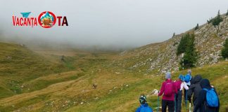 Jurnal din tabără – Ziua 2 – De la drumeţie, descoperirea refugiului, confecţionarea de arcuri şi săgeţi, montarea cortului, până la… „invazia“ maşinilor zburătoare