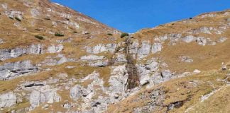 Dintre traseele montane din Bucegi, cel spre Cascada Obârșia Ialomiței este unul accesibil tuturor