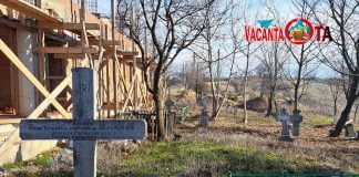 Biserica din Schiau, ridicată în cel mai înalt punct din Valea Călugărească, ascunde vestigii istorice