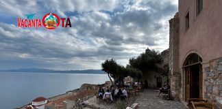 Monemvasia, locul unde, de sute de ani, oamenii fac minuni terasa monemvasia