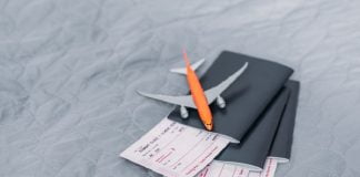 Merită să te vaccinezi înainte de a călători? Riscuri și beneficii composition of flight tickets with toy airplane