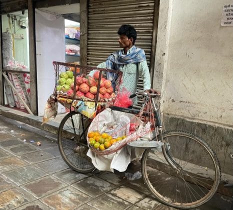 vanzator ambulant fructe