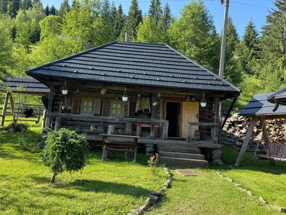 pensiunea satul bucovinean