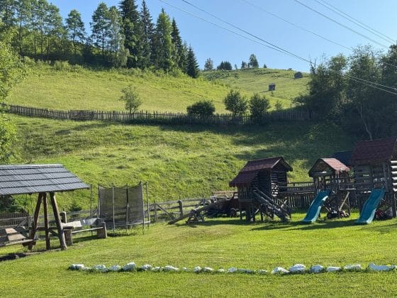 pensiunea satul bucovinean