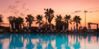 Cum prinzi cel mai bun preț pentru o vacanță all inclusive piscina cu palmieri